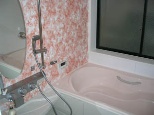 鮮やかな壁パネルが栄える浴室です。